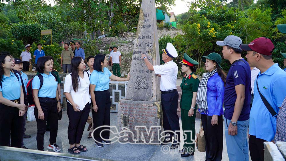 Các đại biểu tham quan cột mốc chủ quyền quần đảo Hải Tặc nằm trên đảo Hòn Đốc