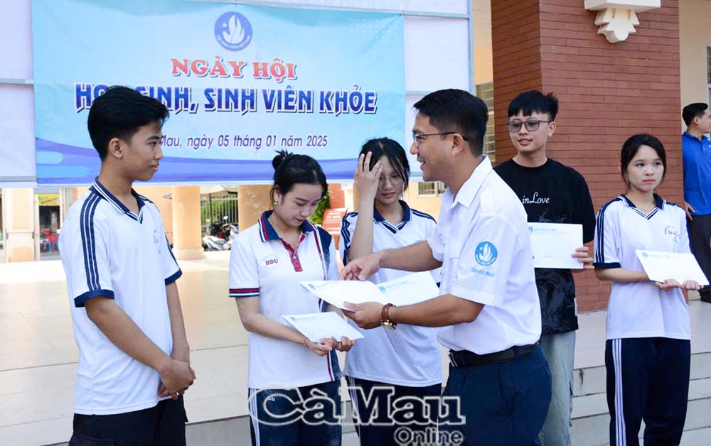 1/ Anh Trần Đăng Khoa, Phó bí thư Tỉnh đoàn, Chủ tịch Hội Sinh viên Việt Nam tỉnh Cà Mau troa thưởng cho các đội đạt giải ở trò chơi Định hướng – đánh cờ ca ro.