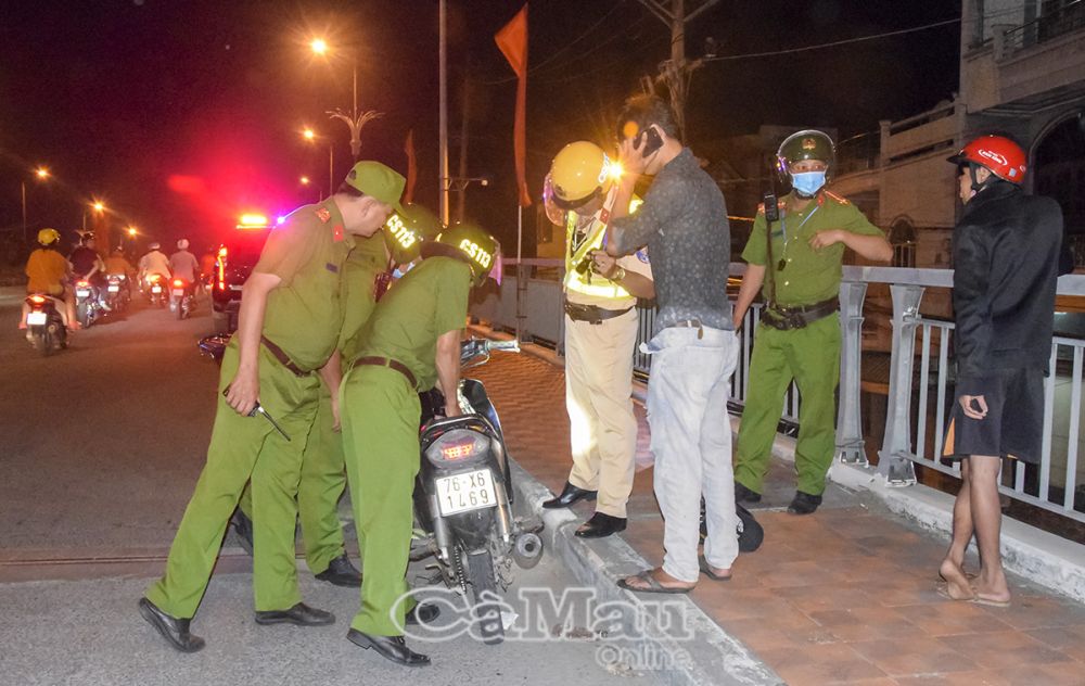 Ðẩy mạnh tuần tra, kiểm soát, quyết tâm không để các đối tượng có không gian hoạt động. 