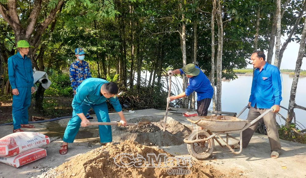 Thành viên Ðội hình “Thanh niên tình nguyện xoá nhà tạm, nhà dột nát” sửa chữa lộ nông thôn tại ấp Xóm Lớn Ngoài, xã Hàng Vịnh.