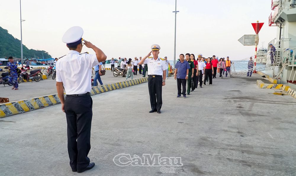 Cán bộ, chiến sĩ đảo Thổ Chu đón đoàn đại biểu của các tỉnh, thành phố phía Nam, các tổ chức, doanh nghiệp, các cơ quan thông tấn báo chí đến thăm.