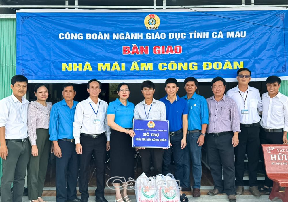 Bà Phan Hồng Phúc, Chủ tịch Công đoàn ngành Giáo dục cùng Ban Giám hiệu, Công đoàn Trường THPT Võ Thị Hồng (xã Khánh Bình Tây, huyện Trần Văn Thời) bàn giao nhà Mái ấm Công đoàn cho anh Nguyễn Hoàng Thương, đoàn viên CÐCS trường.