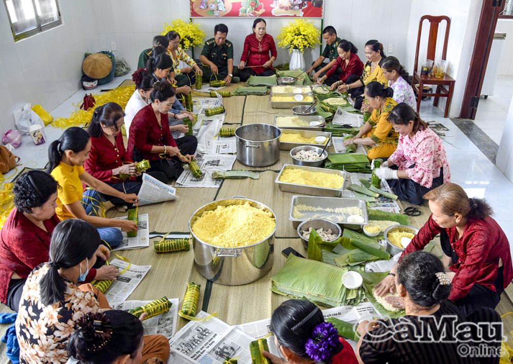 Hội Liên hiệp Phụ nữ xã Tân Tiến phối hợp với Ban Chỉ huy Ðồn Biên phòng Tân Tiến gói bánh tặng hộ nghèo.