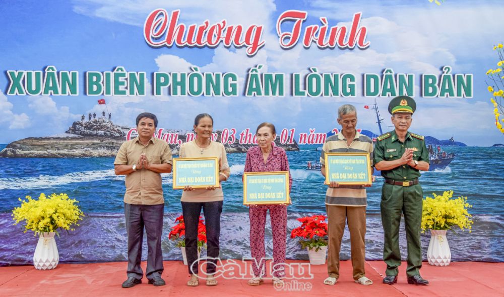 Đại tá Nguyễn Quang Hà, Phó Chính uỷ Bộ đội Biên phòng tỉnh trao và ông Huỳnh Ngọc Sang, Phó chủ tịch UBMTTQ Việt Nam tỉnh trao Nhà Đại đoàn kết cho người dân trên địa bàn xã.