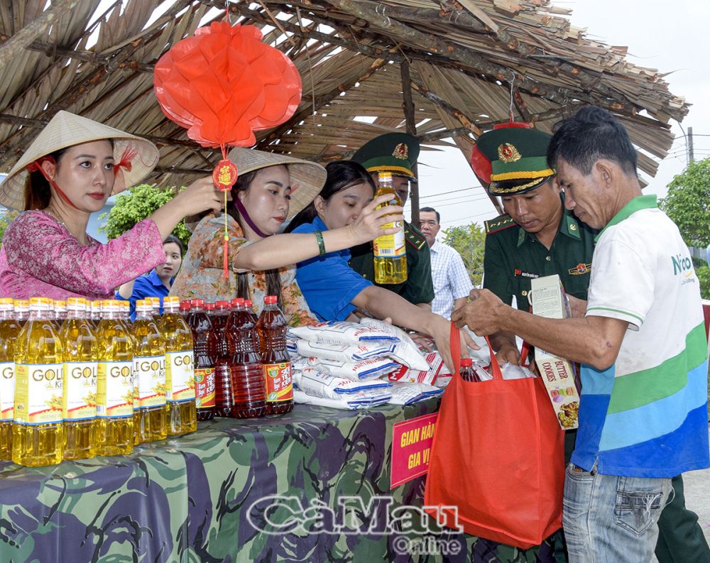 “Phiên chợ 0 đồng” tạo điều kiện cho các hộ nghèo giảm bớt chi phí mua nhu yếu phẩm trong những ngày Tết đến, xuân về.