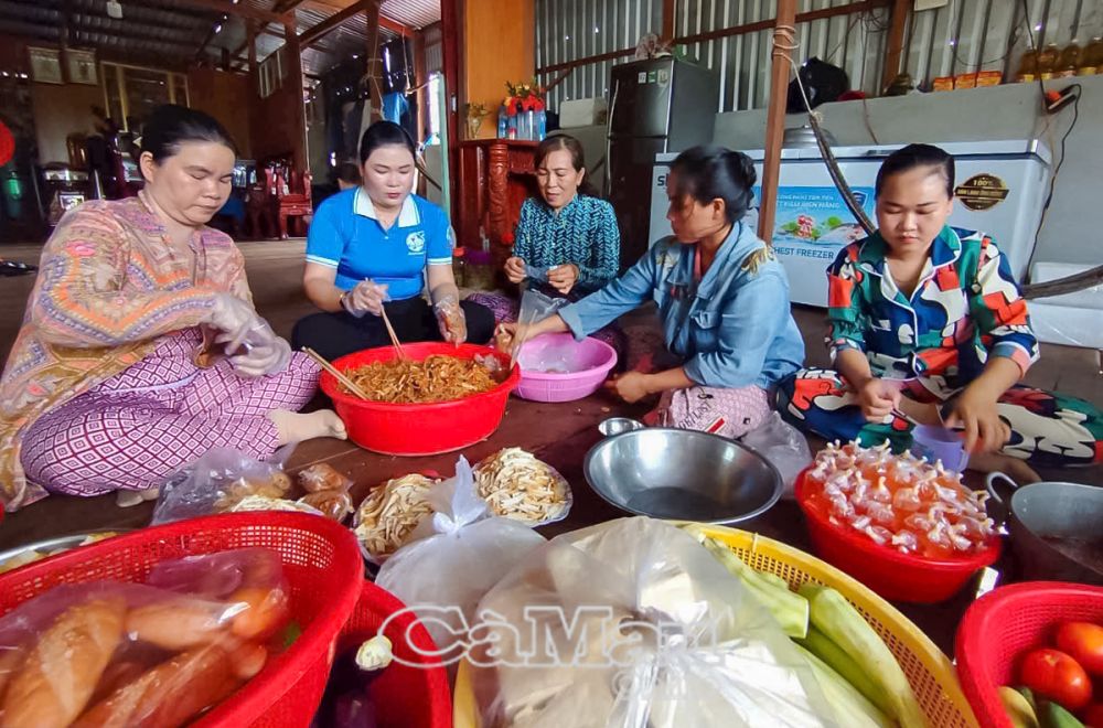 Vào ngày rằm hàng tháng tổ phụ nữ từ thiện sẽ tổ chức nấu ăn cấp phát miễn phí cho người lao động, học sinh, bệnh nhân, người có hoàn cảnh khó khăn địa phương.