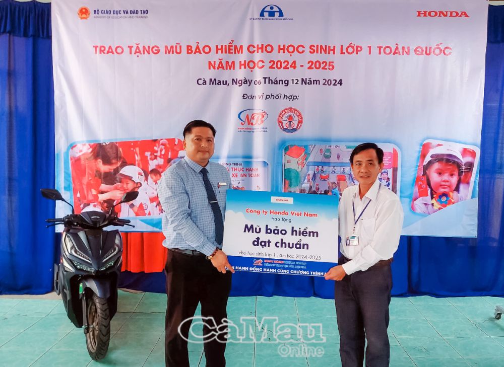 Head Nam Bình tặng mũ bảo hiểm cho học sinh tiểu học trên địa bàn tỉnh.