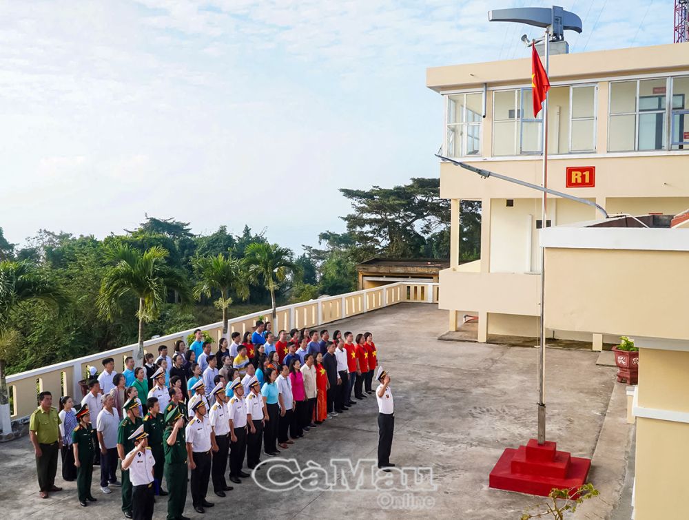 Các đại biểu tham gia buổi chào cờ đầu năm cùng cán bộ, chiến sĩ trên đảo Hòn Khoai.