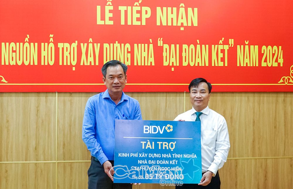 Đại diện BIDV, ông Trần Thanh Quỳnh, Giám đốc BIDV Cà Mau (bìa phải) trao 5 tỷ đồng hỗ trợ xây dựng 100 căn nhà tình nghĩa, giúp đỡ hộ nghèo, cận nghèo và các gia đình chính sách tại huyện Ngọc Hiển.