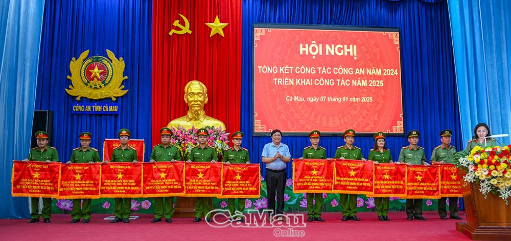 Chủ tịch UBND tỉnh Phạm Thành Ngại trao cờ thi đua của Bộ Công an cho các đơn vị thuộc Công an tỉnh có thành tích trong năm 2024.