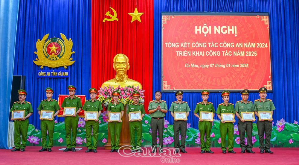  Đại tá Phạm Thành Sỹ trao tặng danh hiệu đơn vị thi đua quyết thắng cho các tập thể có thành tích.