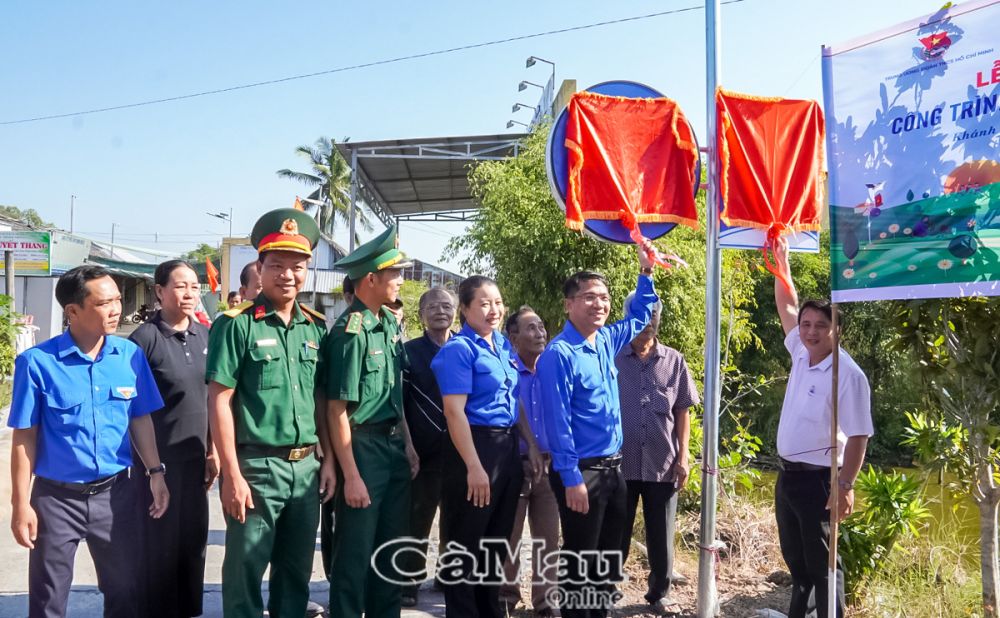 Nghi thức kéo băng khánh thành công trình thanh niên "Thắp sáng đường biên".