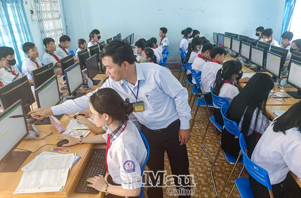 Thầy Toản trong tiết dạy Tin học.