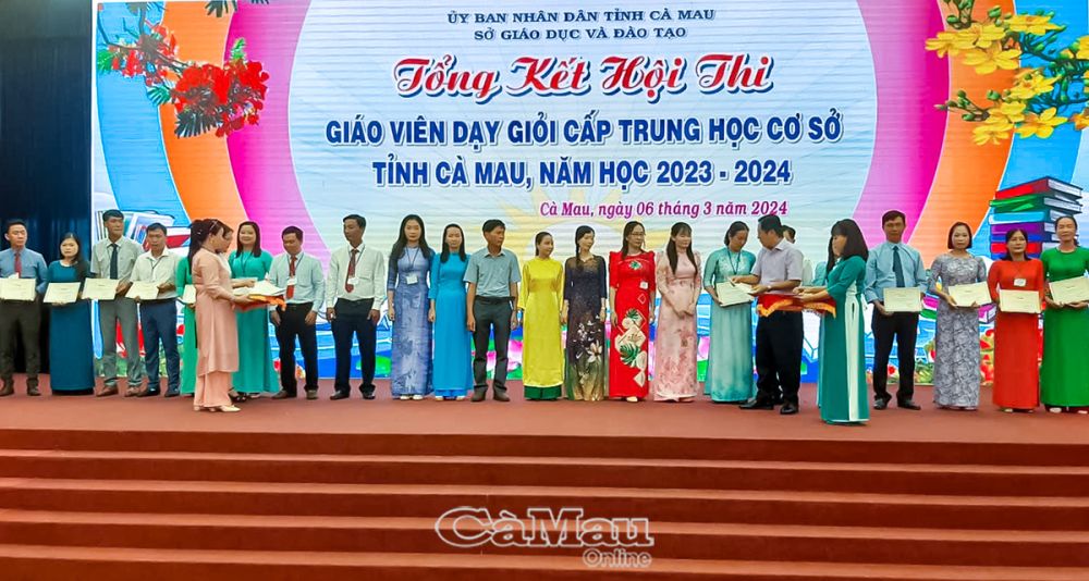 Thầy Toản đứng thứ 7 ngoài nhìn vào bên trái nhận giấy khen của Giám đốc Sở GD-ĐT Cà Mau tại Hội thì giáo viên dạy giỏi cấp tỉnh năm học 2023 - 2024.