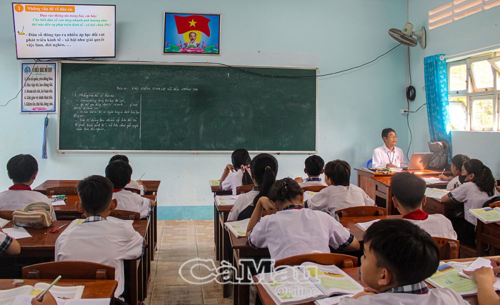 Bài giảng điện tử được giáo viên trình chiếu sinh động, tạo hứng thú học tập cho học sinh.