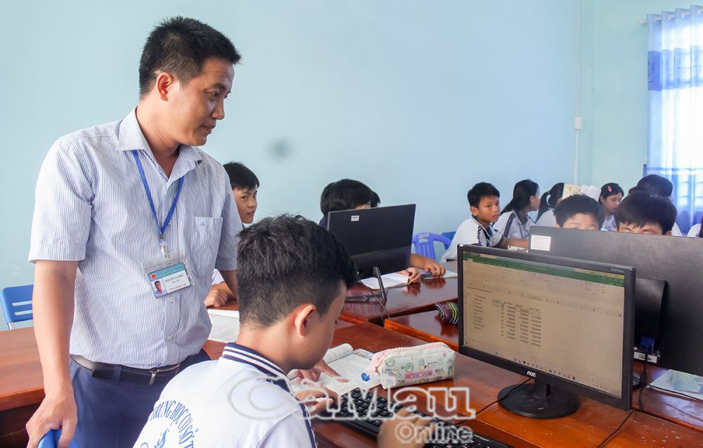 Tiết học môn tin học của trường THCS thị trấn Trần Văn Thời