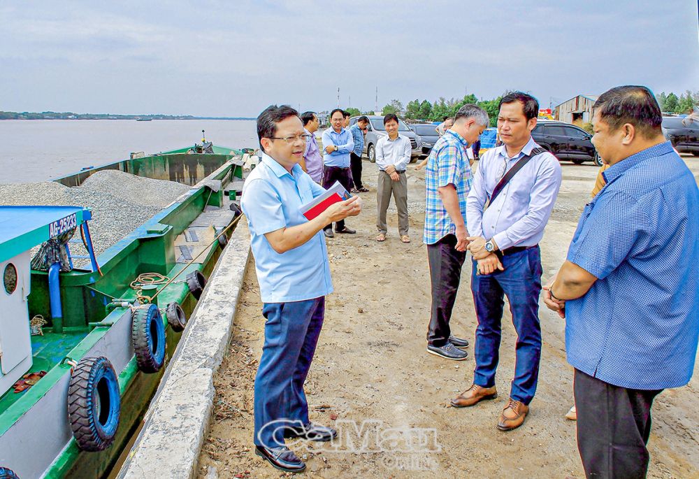 Ðồng chí Nguyễn Ðức Hiển, Phó bí thư Thường trực Tỉnh uỷ (bìa trái), cùng lãnh đạo các sở, ngành tỉnh khảo sát Khu Kinh tế Năm Căn.