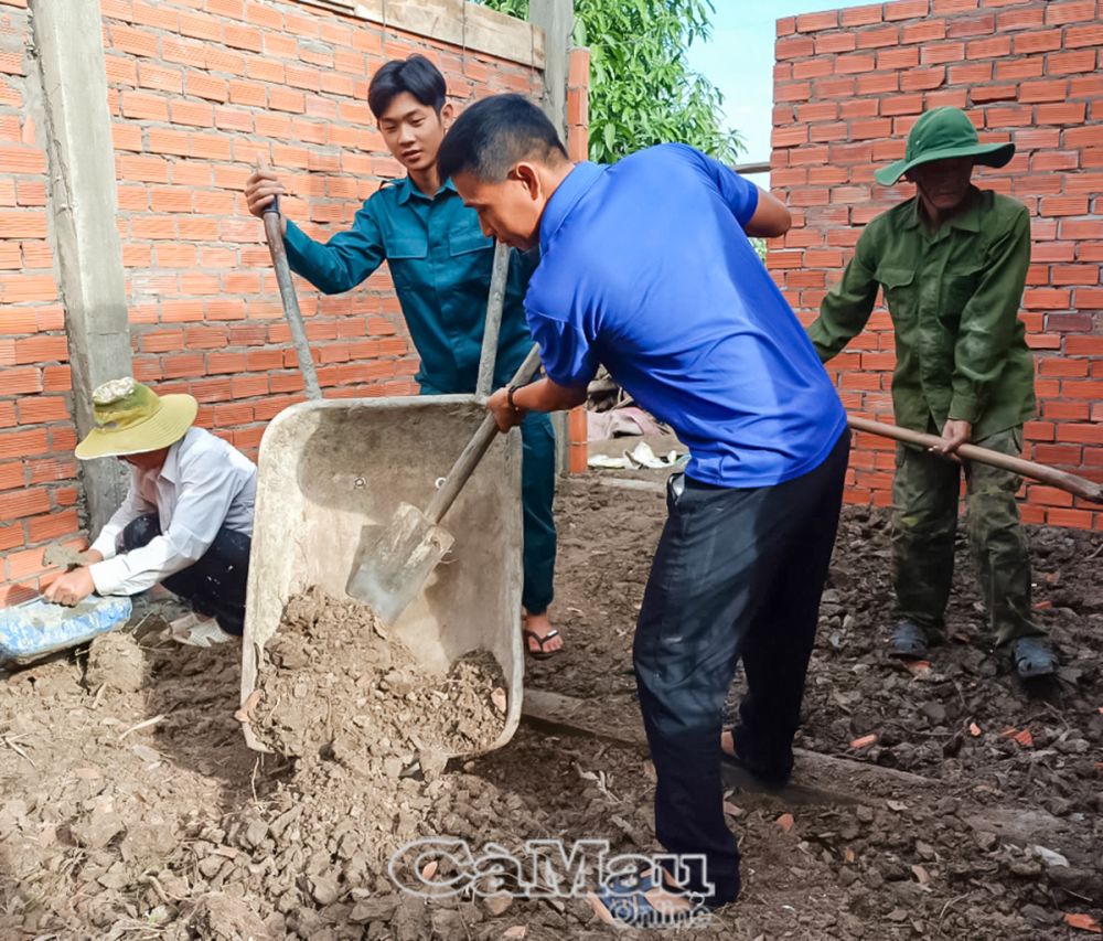 ÐVTN huyện Thới Bình tham gia làm phụ hồ xây dựng nhà cho hộ dân.