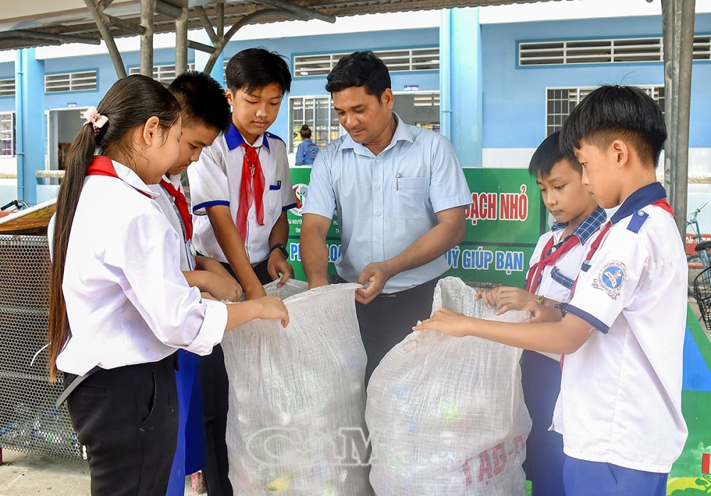 Chuyến xe kế hoạch nhỏ gây quỹ giúp bạn tại Trường Tiểu học Biển Bạch, huyện Thới Bình.