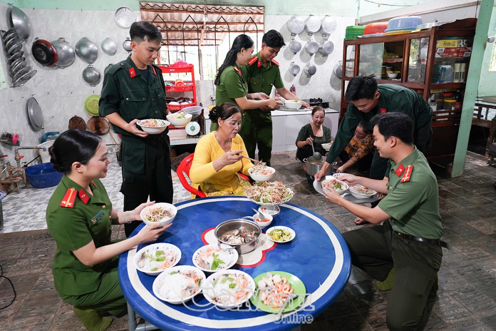 Các chiến sĩ công an trải nghiệm nấu và thưởng thức bún nước lèo tại nhà bà Lữ Tuyết Liễu.