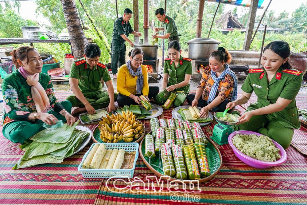 Người lau lá chuối, người cân nếp, người gói, người cột, người cho bánh vào nồi trong không khí vui tươi, nhộn nhịp.