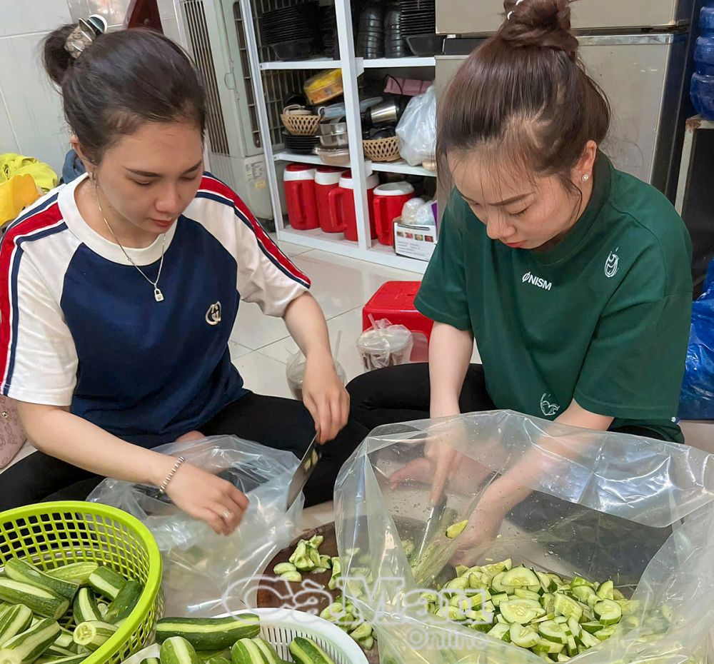 Hằng tháng, chị Huỳnh Diễm (bìa trái) cùng chị em các nhóm thiện nguyện đều đặn nấu ăn cho bệnh nhân ở Trung tâm Nuôi dưỡng người tâm thần (xã Khánh An, huyện U Minh).