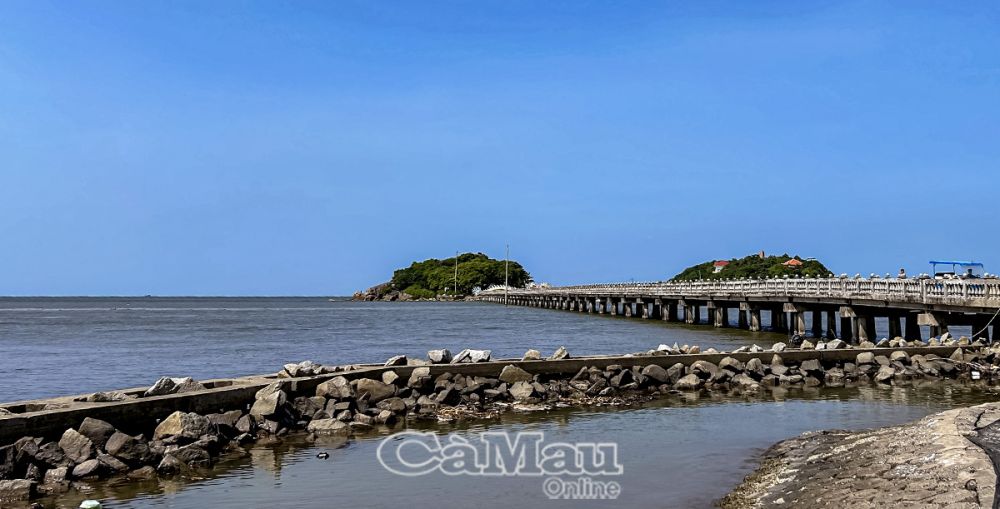 Tuyến đê biển Tây có hơn 54 km được kiên cố hoá và hơn 80 km kè được xây dựng để bảo vệ bờ biển. (Ảnh chụp tại khu vực hòn Ðá Bạc, ấp Kinh Hòn, xã Khánh Bình Tây, huyện Trần Văn Thời).