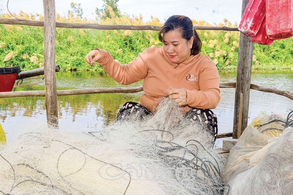 Khi những người chồng ra khơi đánh bắt thì những người vợ ở nhà vá lưới, ráp lưới để kiếm thêm thu nhập.