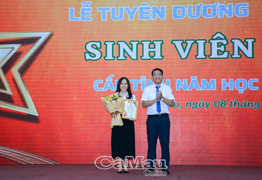 4/ Anh Trần Đăng Khoa trao công nhận 1 tập thể đạt danh hiệu “Tập thể sinh viên 5 tốt” cấp tỉnh.