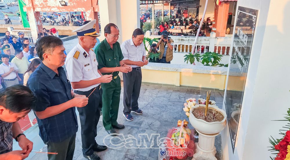 Các đại biểu tham gia đoàn công tác tưởng niệm các nạn nhân thiệt mạng do bão số 5 năm 1997 tại cảng Nam Du, xã An Sơn, huyện Kiên Hải, tỉnh Kiên Giang