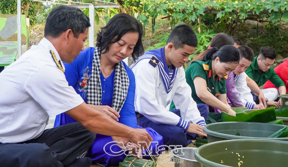 Đại diện đoàn công tác tỉnh Cà Mau tặng quà cán bộ, chiến sĩ đang đứng chân trên đảo Nam Du, xã An Sơn, huyện Kiên Hải, tỉnh Kiên Giang