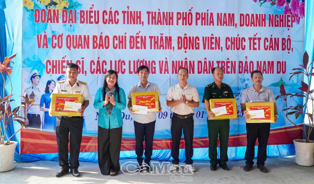 Đại diện đoàn công tác tỉnh Cà Mau tặng quà cán bộ, chiến sĩ đang đứng chân trên đảo Nam Du, xã An Sơn, huyện Kiên Hải, tỉnh Kiên Giang