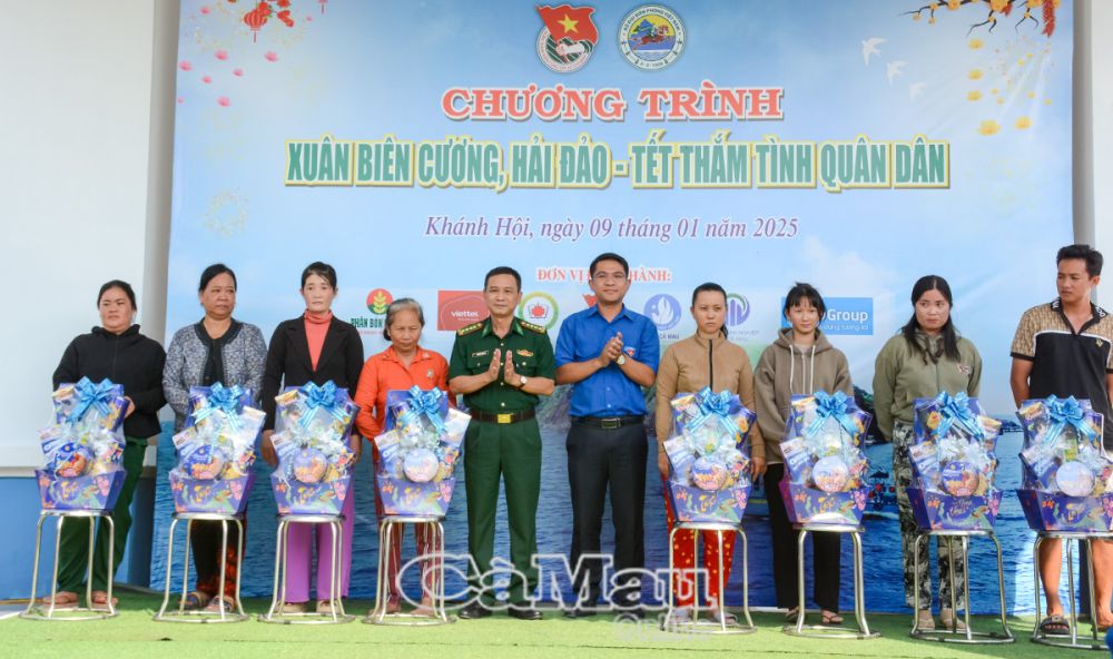 1/ Đại tá Nguyễn Quang Hà, Phó Chính uỷ Bộ đội Biên phòng tỉnh và anh Trần Đăng Khoa, Phó bí thư Tỉnh đoàn trao quà cho các hộ gia đình có hoàn cảnh khó khăn.