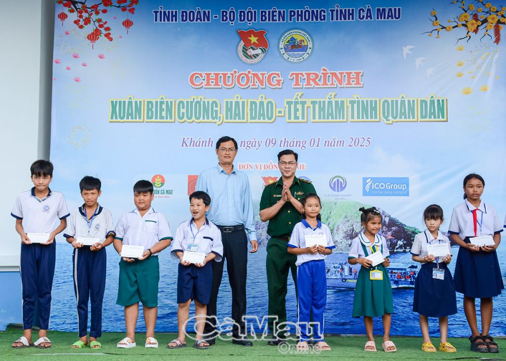 Đồn trưởng Đồn Biên phòng Khánh Hội và đại diện chính quyền địa phương trao quà cho các em học sinh.