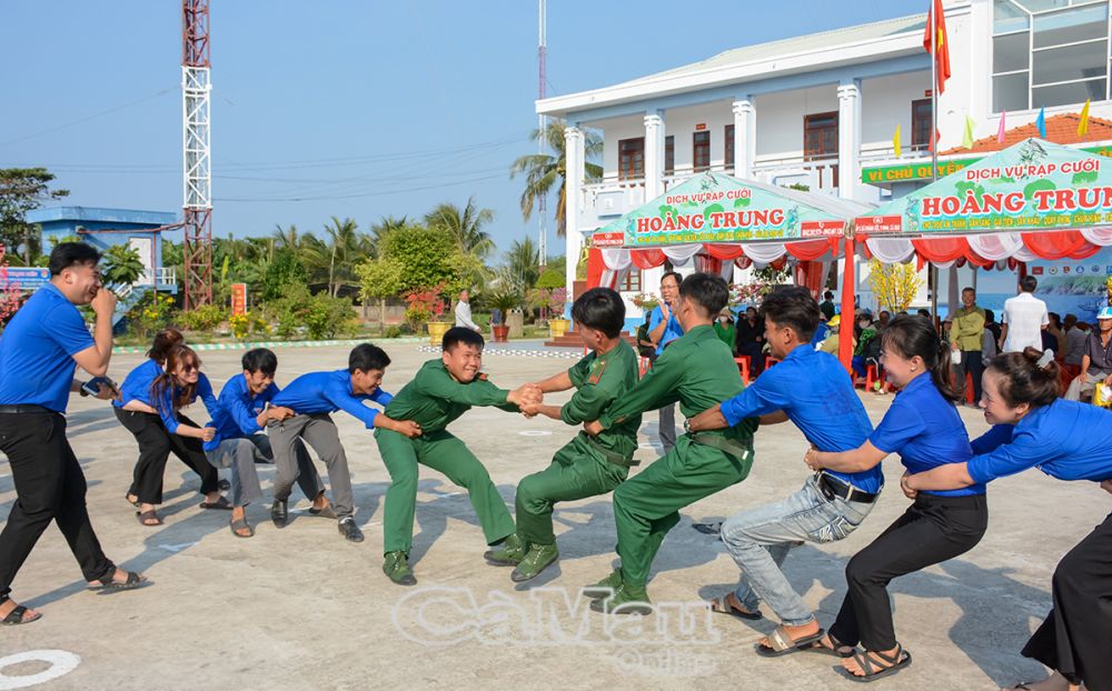 Cán bộ, chiến sĩ, đoàn viên thanh niên tại địa phương tổ chức các trò chơi dân gian, tạo không khí vui tươi, phấn khởi trước thềm xuân mới.