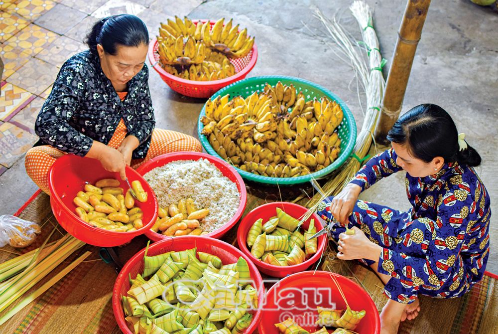 Hằng ngày, bà Phạm Thị Năm (trái) và con gái vẫn miệt mài làm bánh lá dừa bán. Ðây là nghề gắn liền với bà từ thời con gái.