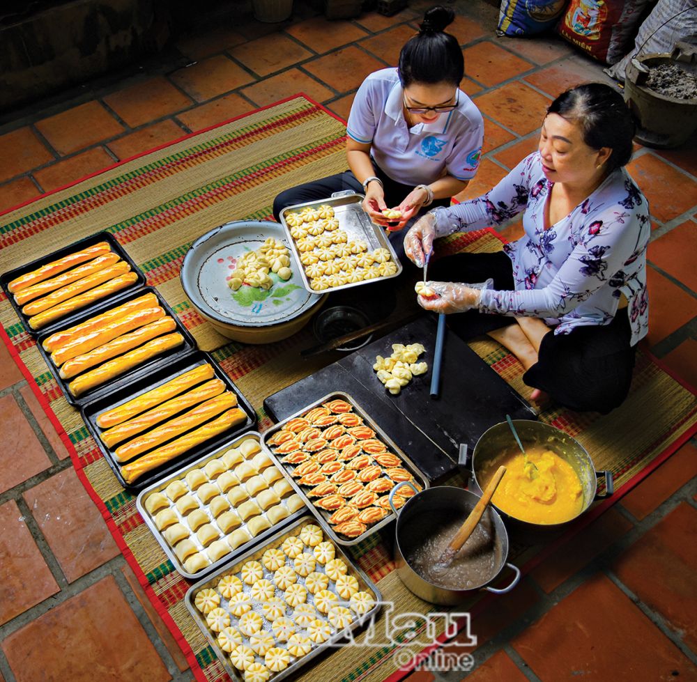 Bà Nguyễn Thị Ngọc Thuý (phải), là thế hệ thứ 3 trong gia đình tiếp nối nghề làm bánh xà lam dừa, bánh khéo.