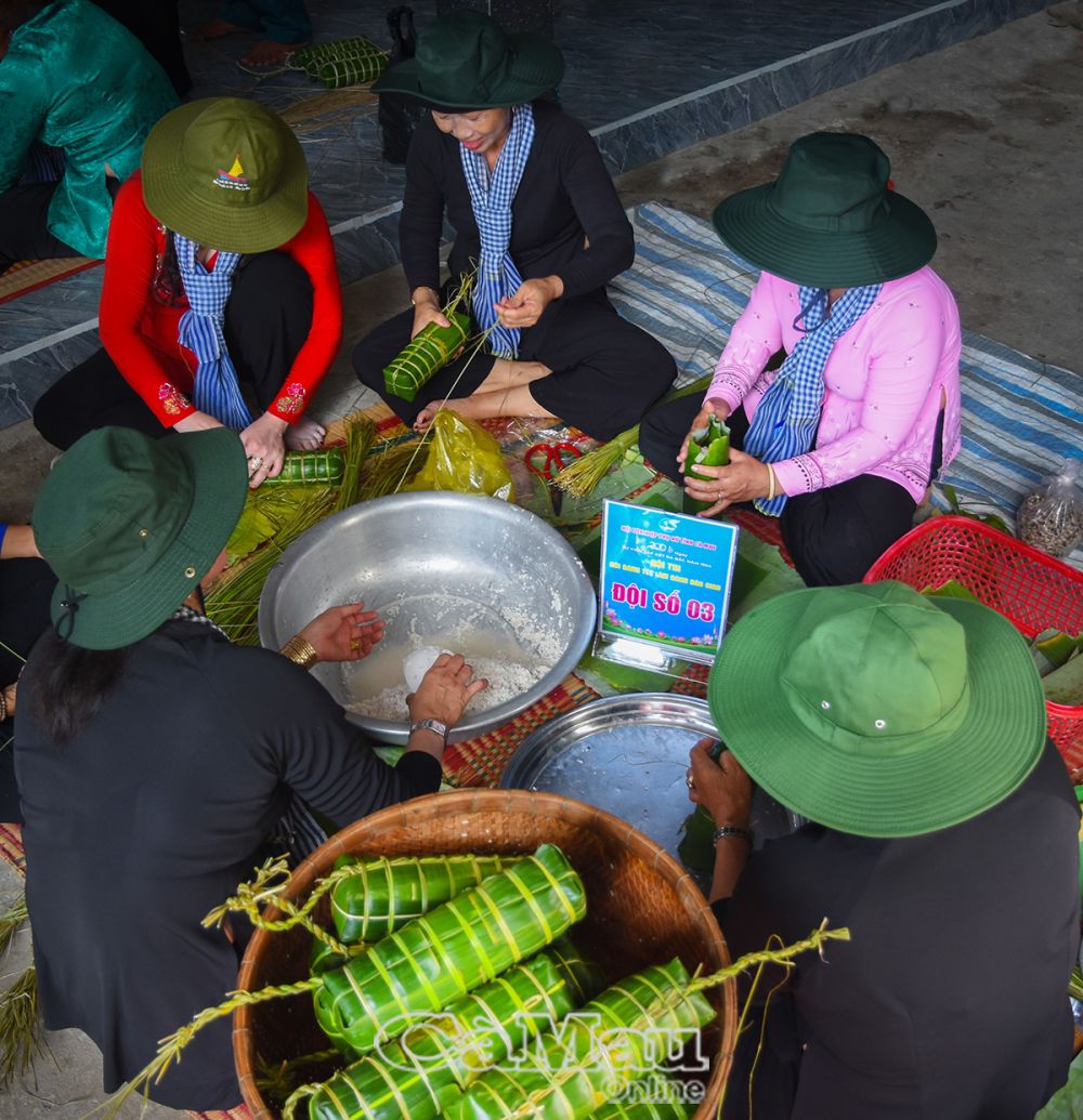 Phụ nữ xã Trí Lực và Trí Phải, huyện Thới Bình tham gia Hội thi Gói bánh tét nhân Kỷ niệm 70 năm Sự kiện tập kết ra Bắc (1954-2024).