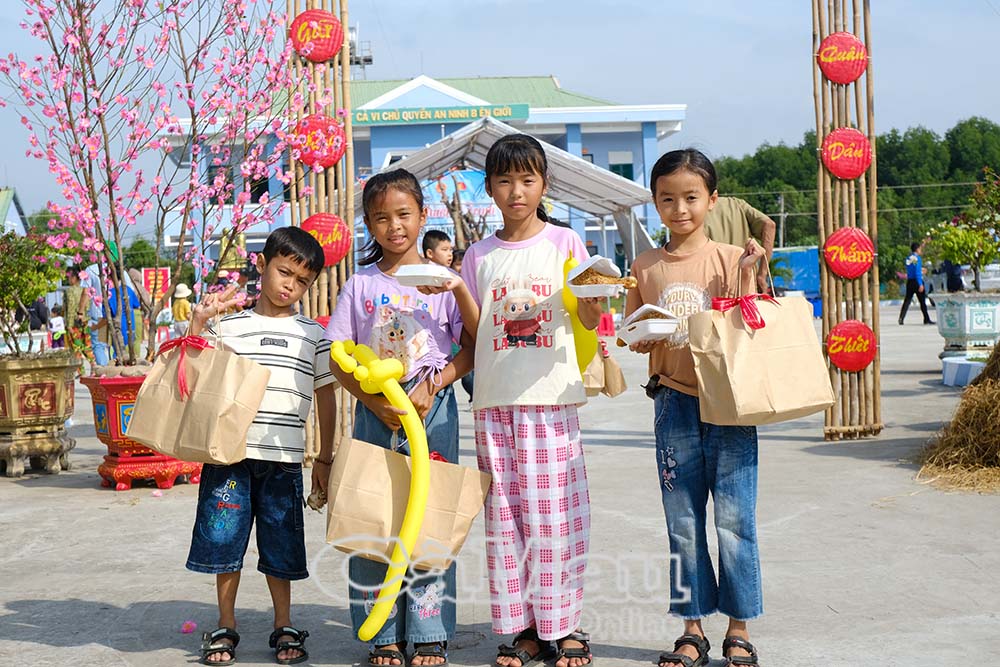 Trẻ em có hoàn cảnh khó khăn trên địa bàn xã Đất Mũi thích thú nhận quà Tết.