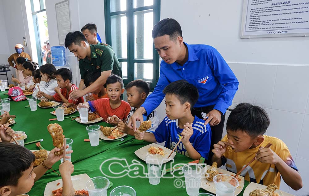 Các em còn được thưởng thức một bữa ăn miễn phí do các anh chị tình nguyện viên tự tay chuẩn bị.