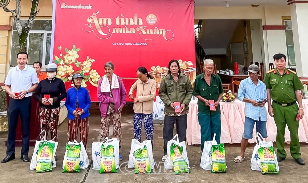 Ông Tăng Minh Kha, Phó giám đốc Sacombank Chi nhánh Cà Mau (bìa trái) cùng Trung tá Nguyễn Thanh Tâm, Bí thư Đảng uỷ bộ phận, Trưởng phân trại số 3, Trại giam Cái Tàu, trao quà cho người dân có hoàn cảnh khó khăn trên địa bàn huyện U Minh.