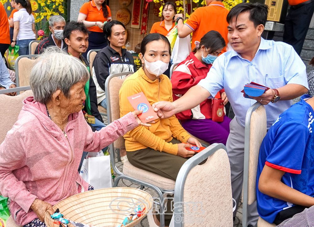 Ông Huỳnh Thanh Dũng, Phó Chủ tịch UBND Phường 8, TP Cà Mau trao quà cho bà con.