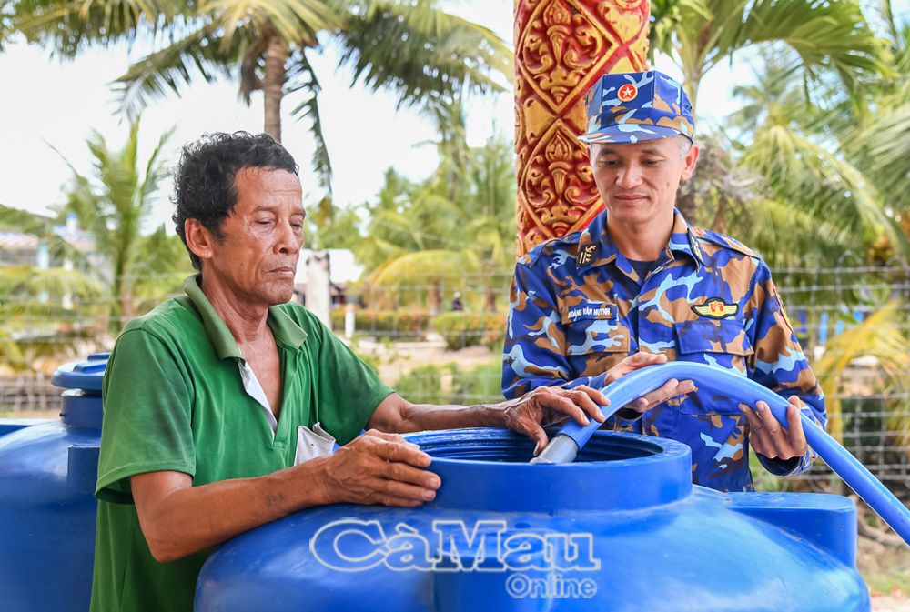 Chủ động, linh hoạt, kịp thời ứng phó hạn hán từ người dân và các tầng lớp xã hội. (Ảnh chụp tại xã Khánh Bình Ðông, huyện Trần Văn Thời, mùa khô 2023-2024).