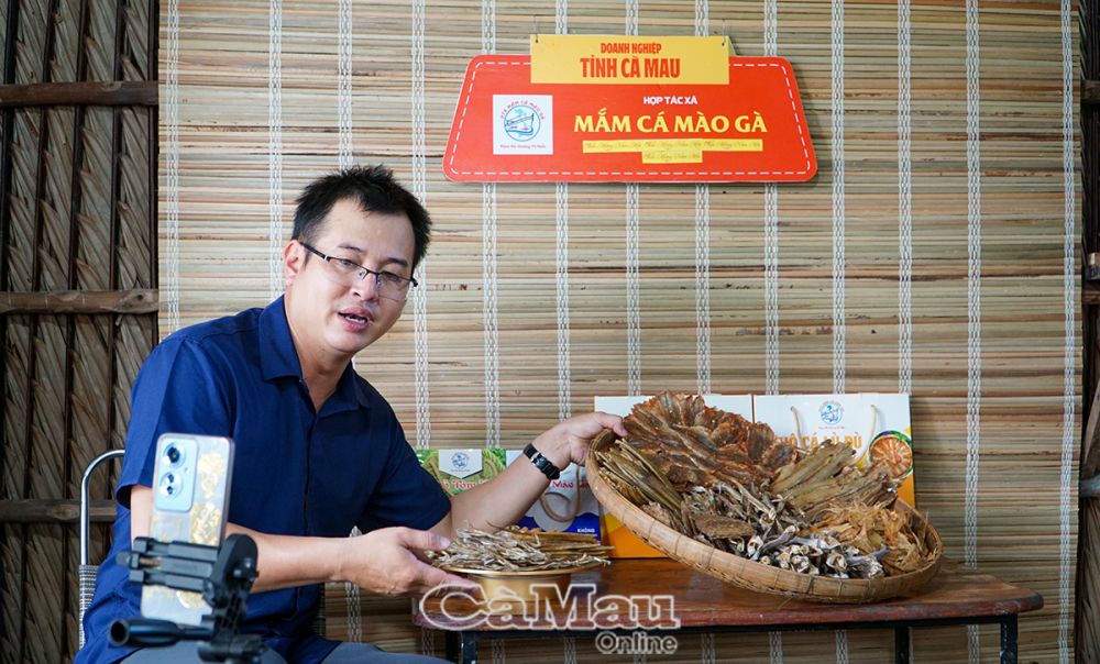 Anh Nguyễn Minh Thái sử dụng thương mại điện tử để quảng bá, tiêu thụ sản phẩm cá khô truyền thống.