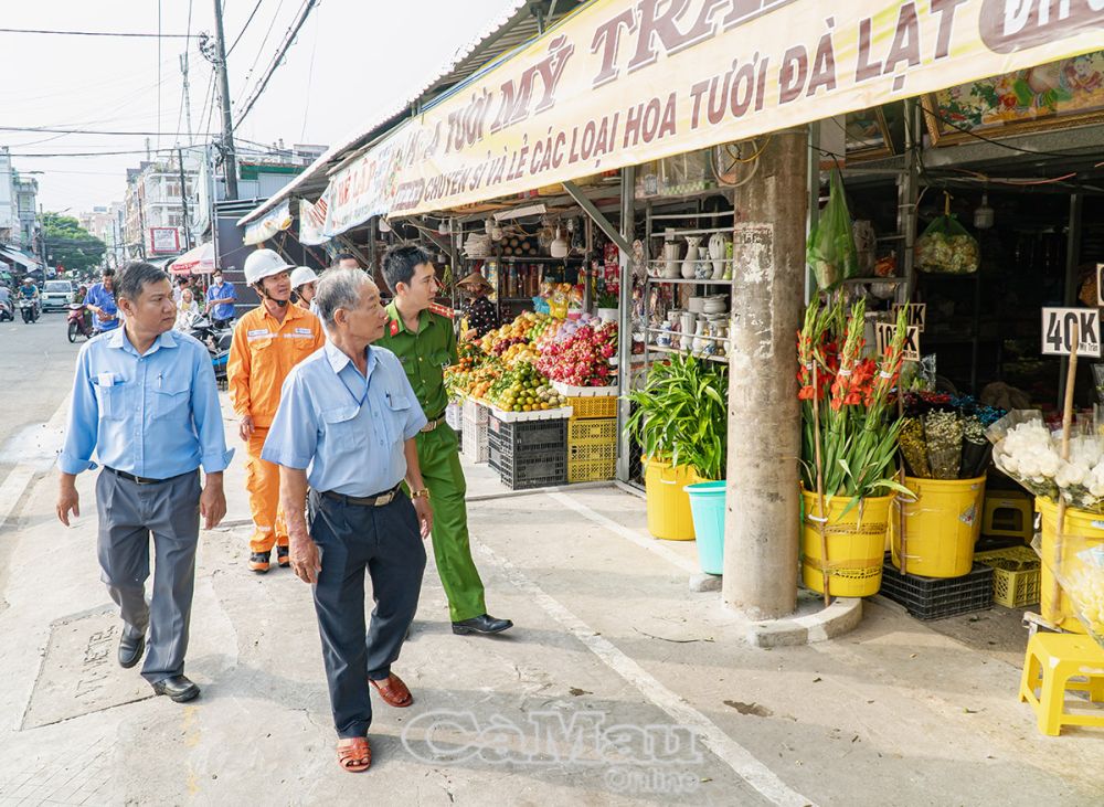 Ðoàn kiểm tra liên ngành ra quân kiểm tra tại chợ Phường 7, TP Cà Mau.