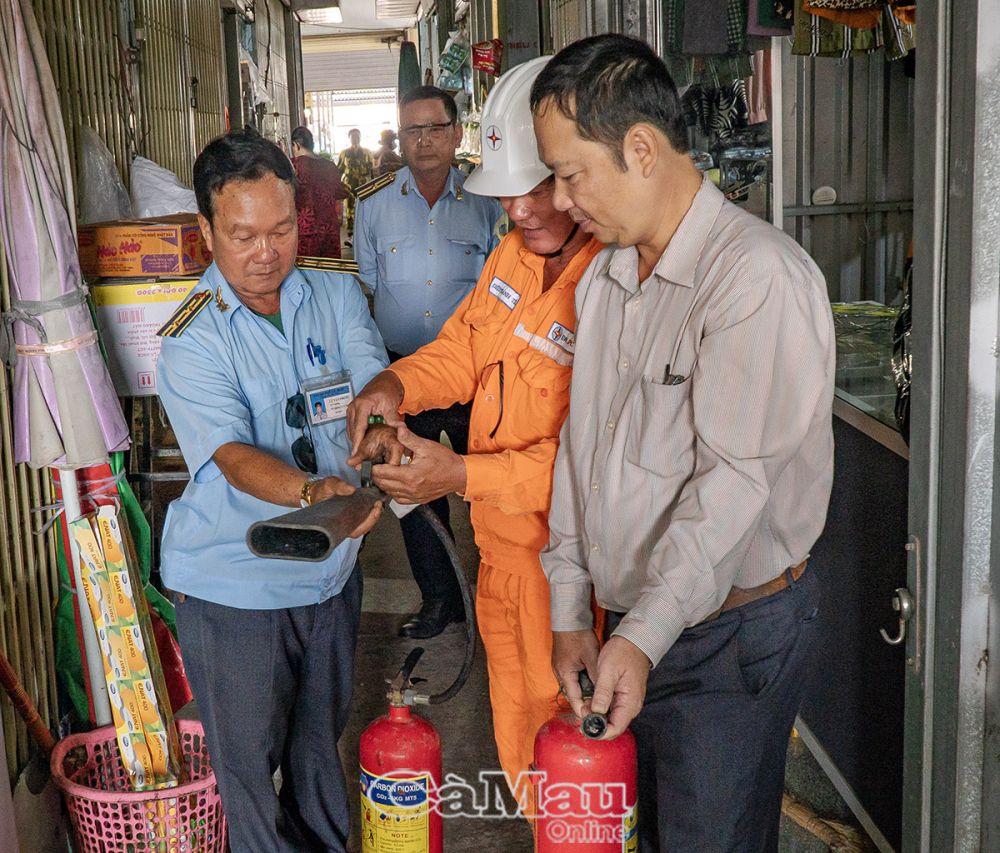 Kiểm tra hệ thống phòng cháy chữa cháy tại các điểm chợ.