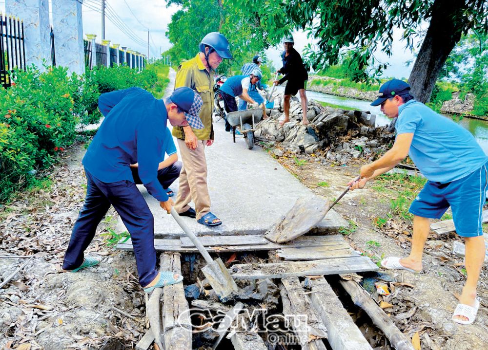 ÐVTN huyện Thới Bình góp sức làm lộ giao thông nông thôn.