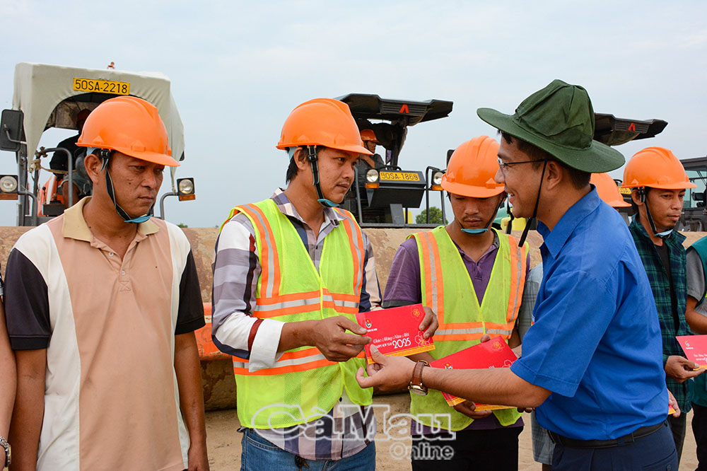 Anh Trần Đăng Khoa tặng bao lì xì cho lực lượng công nhân đang thi công công trình cao tốc đoạn qua xã Hồ Thị Kỷ, huyện Thới Bình.