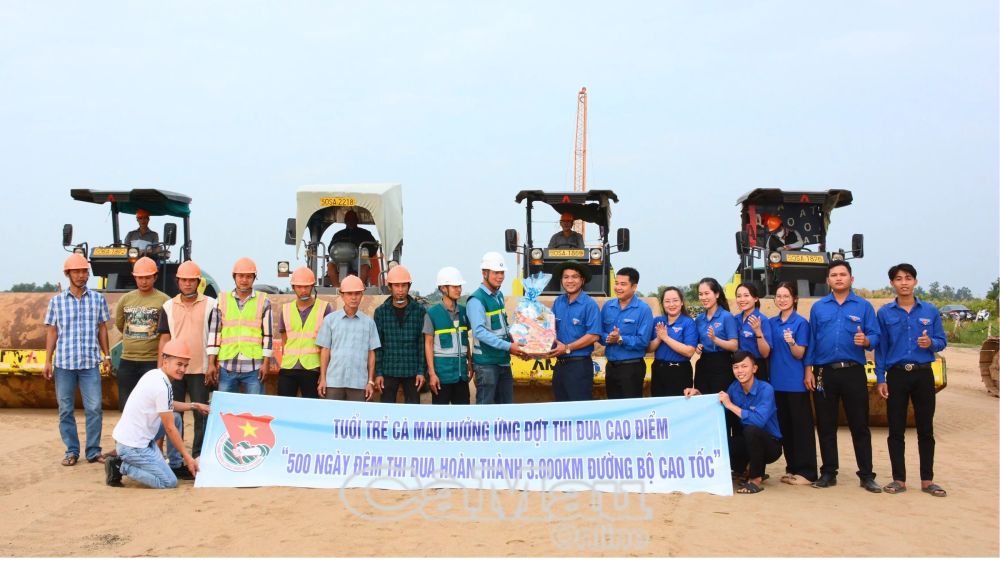 Anh Trần Đăng Khoa, Phó bí thư Tỉnh đoàn cùng đoàn công tác tặng quà tết tập thể công nhân.