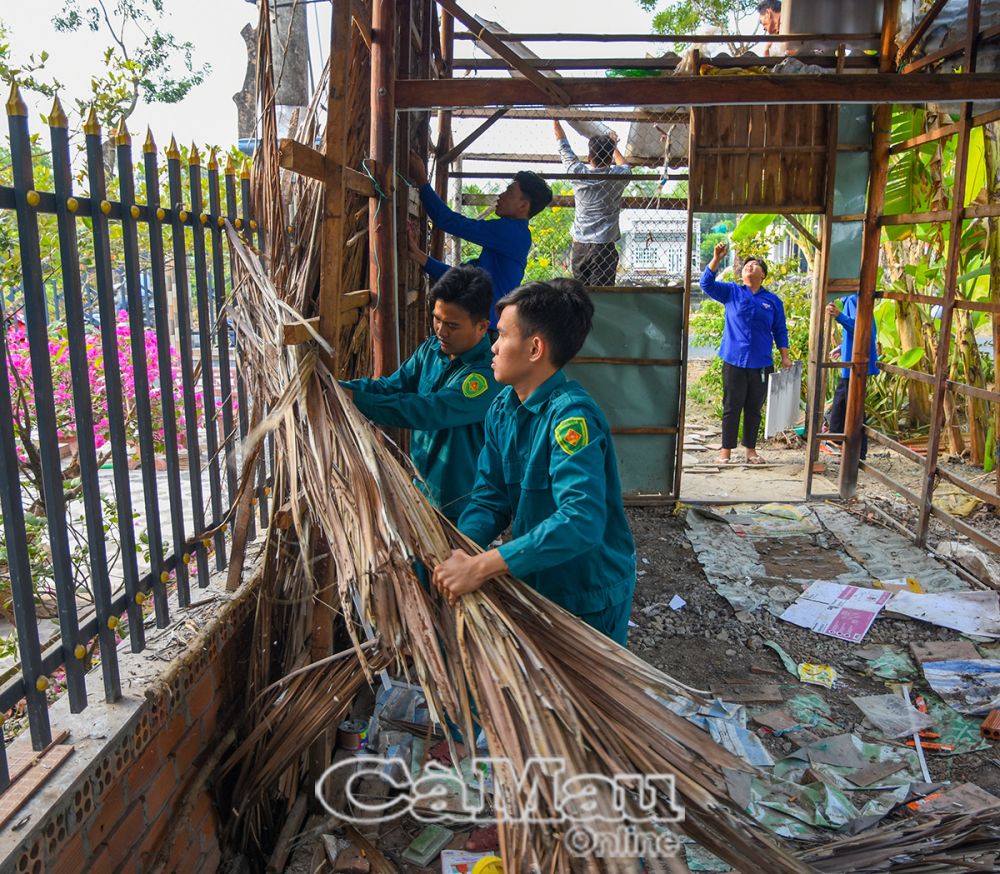 Trong quá trình thực hiện có sự hỗ trợ tích cực của đoàn viên, thanh niên tại các địa phương. (Ảnh: Lực lượng dân quân tự vệ, đoàn viên xã Tân Lộc, huyện Thới Bình, hỗ trợ tháo dỡ nhà tạm để xây nhà mới cho hộ dân thuộc Ấp 9).